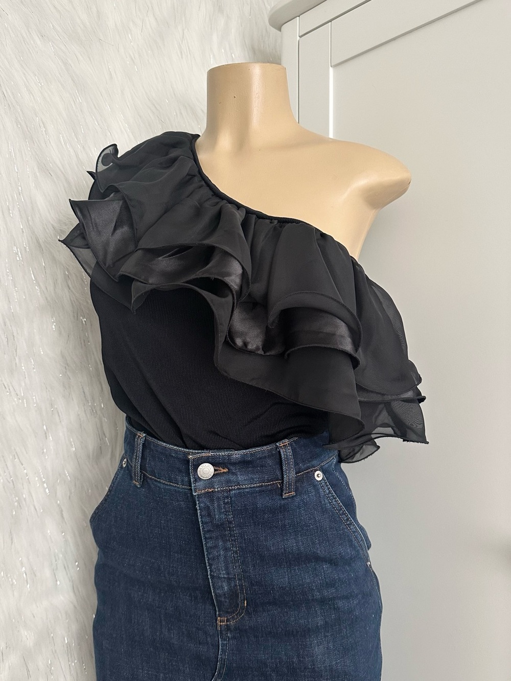 Dolce Cabo Black One-Shoulder Ruffle Top